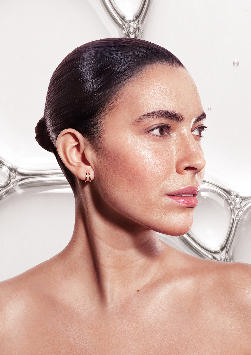 femme avec peau lumineuse illustrant l'amélioration de la qualité de peau et de l'hydratation avec AA Signature Skin Quality
