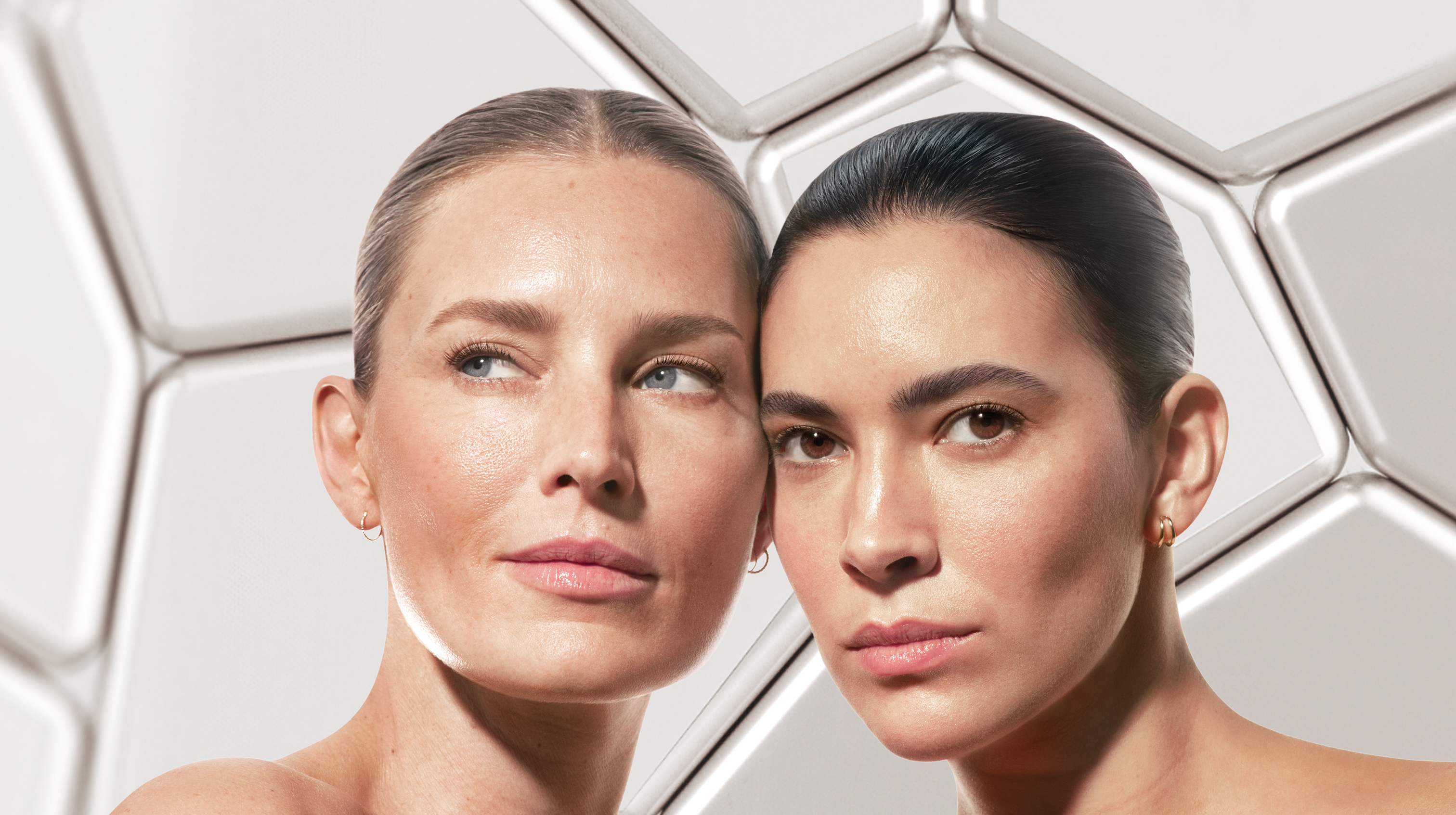 Deux femmes illustrant une peau lumineuse et une amélioration de la qualité de peau avec AA Signature Skin Quality.